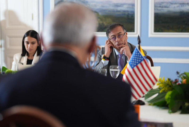 El presidente Gustavo Petro, junto a su jefe de gabinete, Laura Sarabia, en la reunión con la delegación de congresistas estadounidenses que lidera el demócrata Bob Méndez, el martes en Bogotá.GOBIERNO DE COLOMBIA